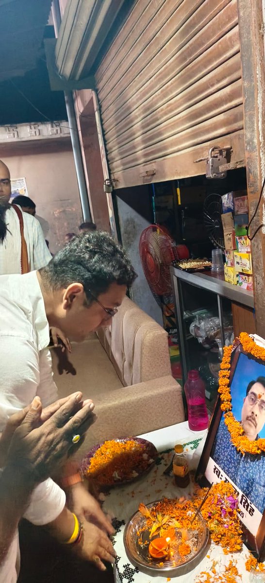 amanmani99's tweet photo. हमारे विधान सभा क्षेत्र के मोहनापुर निवासी हमारे अनन्य सहयोगी स्व श्री मुन्ना सिंह जी के ब्रह्मभोज में उपस्थित होकर अपनी संवेदना व्यक्त किया इस मौके पर पूर्व प्रमुख श्री प्रहलाद प्रसाद, ओमप्रकाश चौधरी, प्रधान अखिलेश्वर शुक्ल उर्फ पुजारी शुक्ल, प्रधान नुरुलहुदा, पूर्व प्रधान शुभराती, हसन चाचा, पाले बाबा, फैज खान, राहुल त्रिपाठी, आदर्श पाण्डेय, विनीत पाण्डेय, सहित तमाम गणमान्य लोग मौजूद रहे