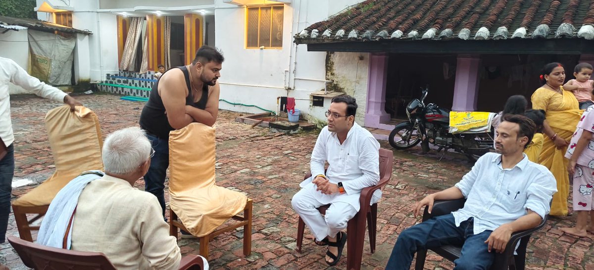 amanmani99's tweet photo. हमारे विधान सभा क्षेत्र के कैथवलिया निवासी हमारे बड़े भाई श्री मंटू त्रिपाठी जी के दादी के अस्वस्थ होने की सूचना पाकर उनके आवास पर पहुंच कर उनका कुशल क्षेम जाना और उनके उत्तम स्वास्थ्य की कामना की इस मौके पर पूर्व प्रमुख श्री प्रहलाद प्रसाद, रवि त्रिपाठी,फैज खान, राहुल त्रिपाठी,आदर्श पाण्डेय, विनीत पाण्डेय, शुभम त्रिपाठी, सहित तमाम गणमान्य लोग मौजूद रहे