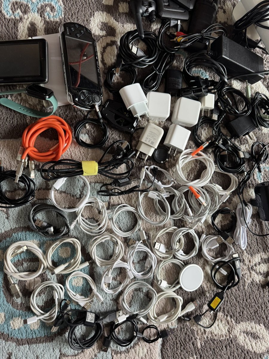 хүүхдүүд цэнэглэчээ булаацалдаад бхар нь шүүгээг нь ухаж янзалтал энэ..🤪🤪 та нар бас нэг шүүгээ саваа ухаад үзээрэй