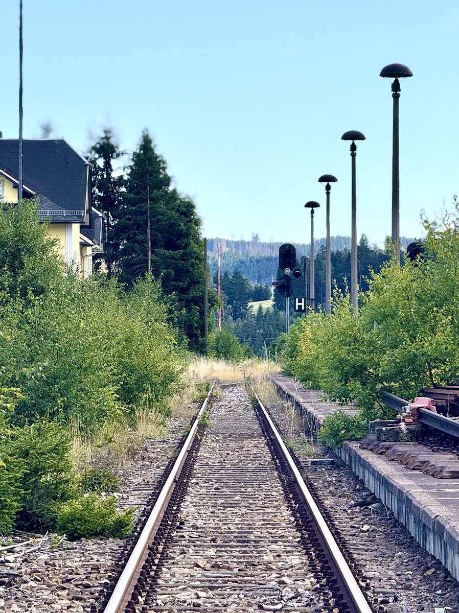 woshimike's tweet photo. Lost Places: „Max-und-Moritz-Bahn“ 
(#Zoptetalbahn)

Im Bahnhof #Schmiedefeld muss man schon seit 20 Jahren auf einen Zug warten. 

Relikte einer vergangenen Bahnepoche 
im Thüringer Schiefergebirge https://t.co/9nRJhJ1ra1