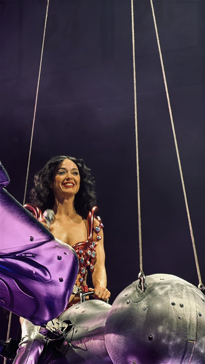 nothingbutperry's tweet photo. lifetimes tour raleigh ✨💌 https://t.co/aKSXGlSuDE