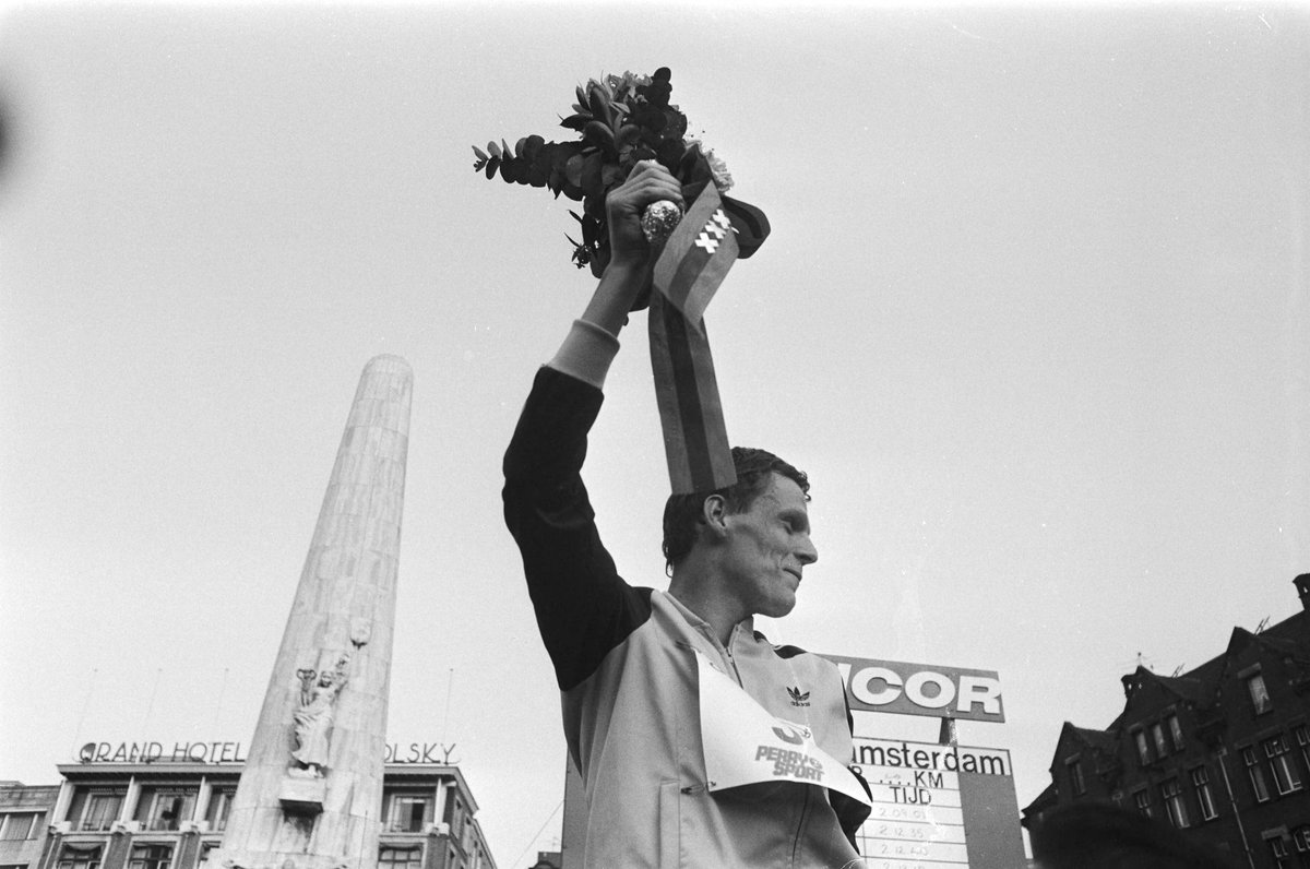Gerard Nijboer viert vandaag zijn 70e verjaardag. In 1980 won hij als eerste Nederlander de Marathon van Amsterdam - ook nog met een sensationeel nationaal record. Nijboer legde daar de basis van een marathontraditie, die nog steeds bestaat.
Verhaal op sportgeschiedenis.nl/atletiek/het-n…