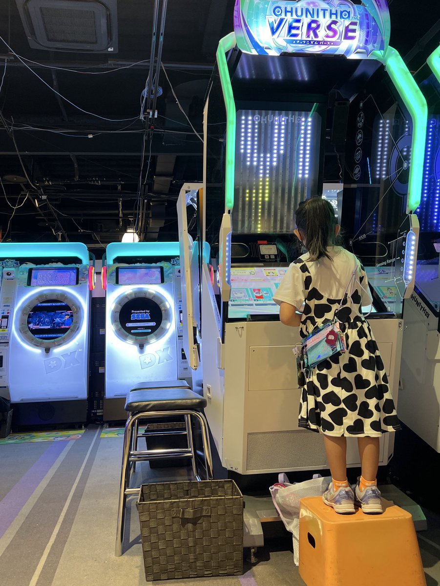 ムスメチャンが踏み台使って音ゲーする姿を見られるのもあと2、3年かなぁ…そして奥のmaimaiがよしもん作の映像なのもエモい、エモエモの詰まった1枚が撮れた📷