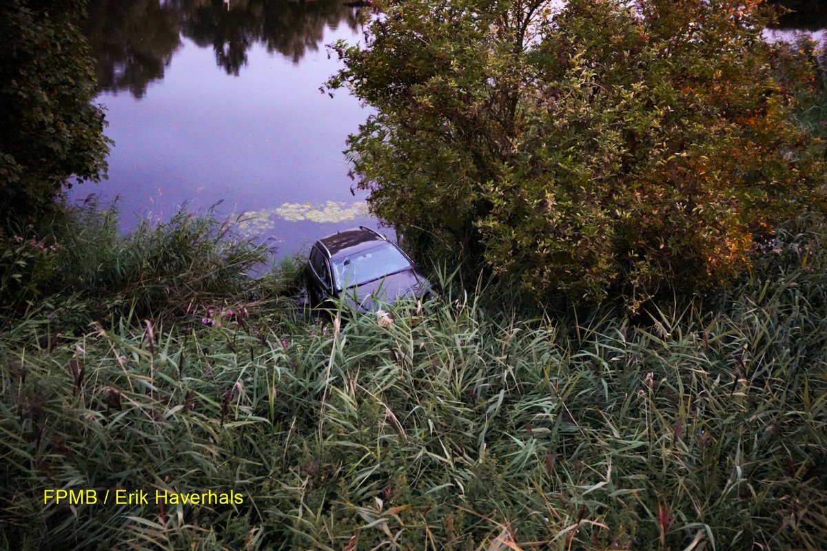 Auto belandt in jachthaven bij Spieringsluis Werkendam – bestuurder aangehouden
