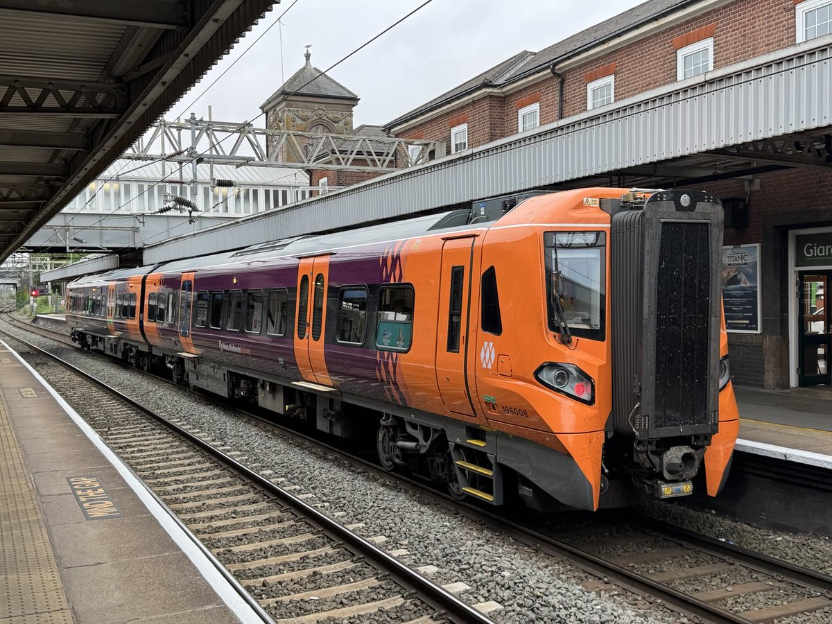 Percypotter49's tweet image. #class196 008 stands @ Nuneaton 2G68 0737 Nuneaton to Leamington Spa
