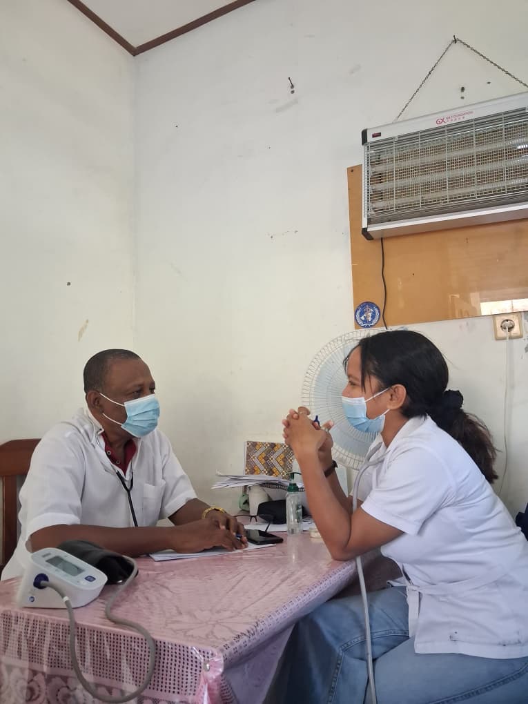 cubacooperatlap's tweet image. En el puesto de salud Lemocari, el Dr Rafael Pereira #Espec.MGI #BMCTL #APSDili  junto a estudiantes de 5to y 6to año debaten el tema de salud &quot;Atención a paciente en estadio terminal &quot; como parte de la formación de nuestros futuros médicos.#FidelPorSiermpre