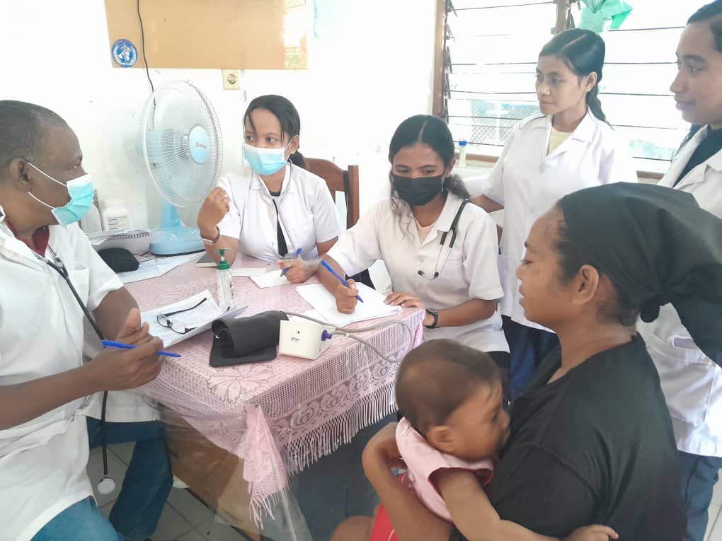 cubacooperatlap's tweet image. En el puesto de salud Lemocari, el Dr Rafael Pereira #Espec.MGI #BMCTL #APSDili  junto a estudiantes de 5to y 6to año debaten el tema de salud &quot;Atención a paciente en estadio terminal &quot; como parte de la formación de nuestros futuros médicos.#FidelPorSiermpre