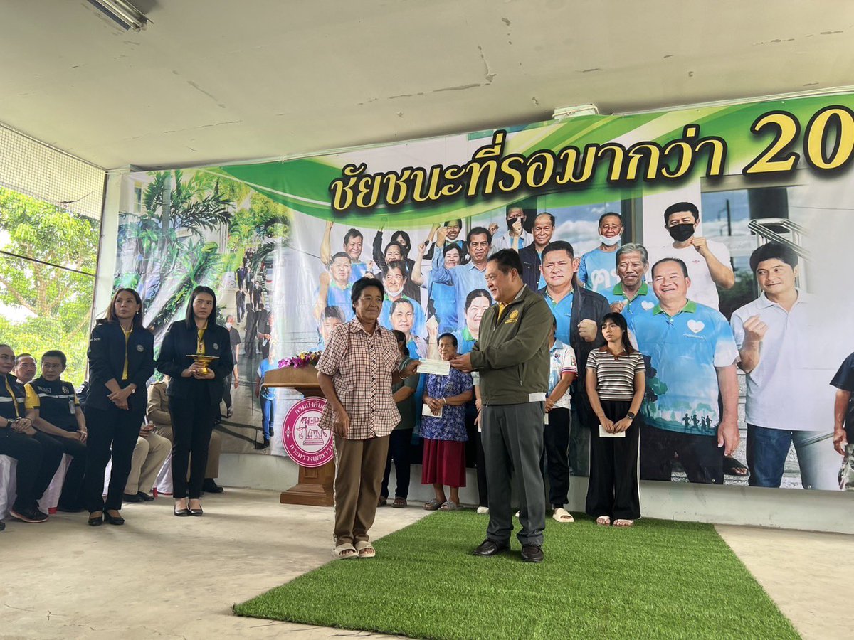 สิ้นสุดการรอคอย 20 ปี ทวงคืนความยุติธรรมชาวบ้านน้ำพุ
.
กรมบังคับคดีมอบเงินชดใช้ให้ชาวบ้านน้ำพุ จ.ราชบุรี ที่ฟ้องคดีแบบกลุ่ม 652 ราย หลังศาลแพ่งยกคำร้องขอฎีกา–ขอทุเลาการบังคับระหว่างฎีกา บ.แว็กซ์ กาเบจ รวม 21,533,304 บาท (คิดเป็น 26.03% ของยอดหนี้) โดยมี รมว.ยุติธรรม