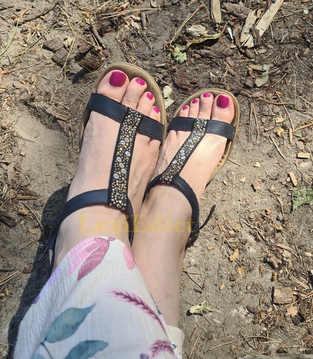 LexiEdict's tweet photo. Während du schuften musst, strecke ich meine Füße in die Sonne.
Dein Schweiß, meine Entspannung.
Dein Alltag, mein Luxus.
Genau so soll es sein💅🏻
#Findom #PayPig #MoneySlave #WorkForMe #GoddessLifestyle
@rt_feet @user385u @FindomPromoHQ @LowLifeAura @feetpuppy90 @FeetForumArea @RTLoveFeet @AdmiradorPodo @rtfindom @FootParadiseRT @modelssecret_