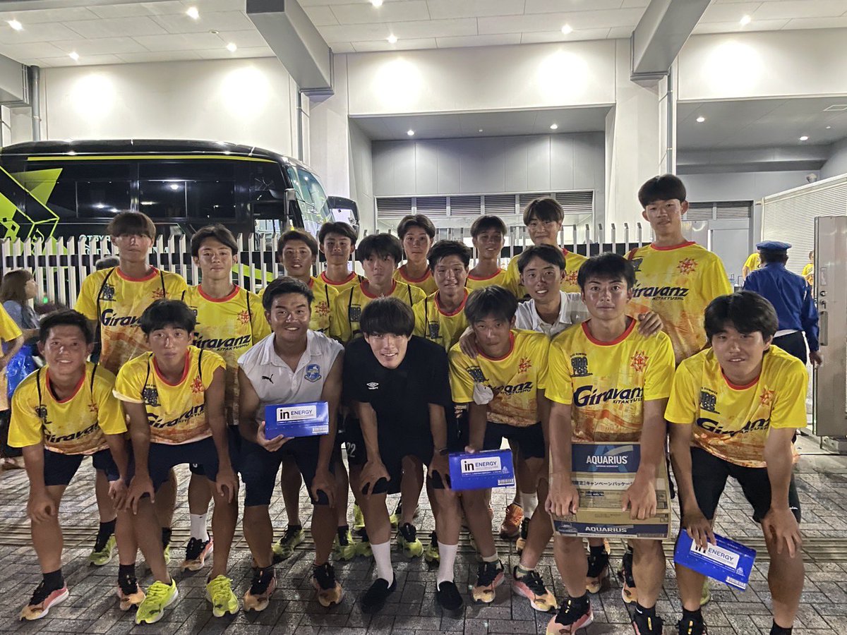 kusatsuhigashi's tweet photo. 8月16日にギラヴァンツ北九州vs奈良クラブの試合を観戦に行きました！

草津東高校OBである渡邉颯太選手も出場しており、何度もゴールに迫るシーンがありました！
試合後には差し入れを頂きました！！
お忙しい中時間をとっていただきありがとうございました！

今後の活躍を願っております！ https://t.co/ULuHmg6PNA