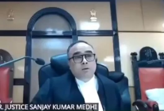 <a href="/azizkavish/">Kavish Aziz</a> 🚨 "क्या हम पूरा ज़िला ही सौंप रहे हैं?" — 3,000 बीघा ज़मीन अदानी को देने पर गुवाहाटी हाईकोर्ट की असम सरकार को सख्त फटकार।

📌 आदिवासी समुदाय से कोई परामर्श नहीं
📌 पर्यावरण-संवेदनशील क्षेत्र में परियोजना
📌 991 एकड़ भूमि आवंटित
📌 वन अधिकार अधिनियम और छठी अनुसूची का संभावित