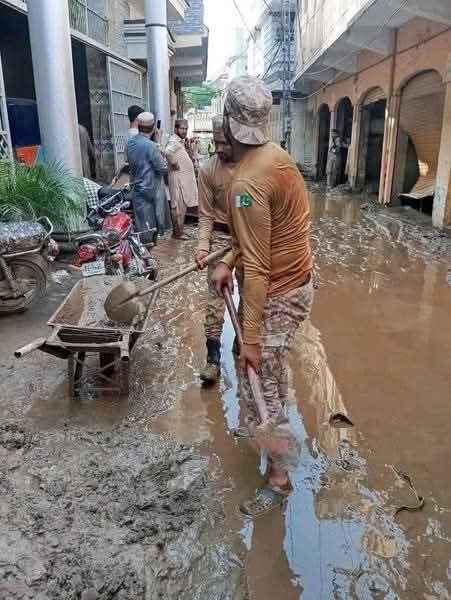 جب سارا بجٹ ان کا، ساری حکومت ان کے ہاتھ میں، تمام اداروں کے سربراہان صرف جرنیل، فائر بریگیڈ کی گاڑی سے لیکر ہیلی کاپٹر تک صرف انہی کے پاس ہو تو عوام کو ریسکیو کرنے کوئی فرشتے تو نہیں آئیں گے۔۔۔کم از کم تھوڑی سی تنخواہ ہی حلال کرنے میں کوئی حرج نہیں!!!