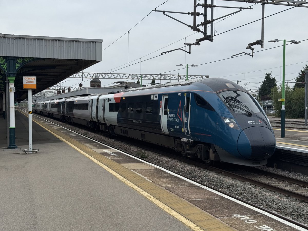 Percypotter49's tweet image. #class807 006 @ Nuneaton 1F11 0636 London Euston to Liverpool Lime Street