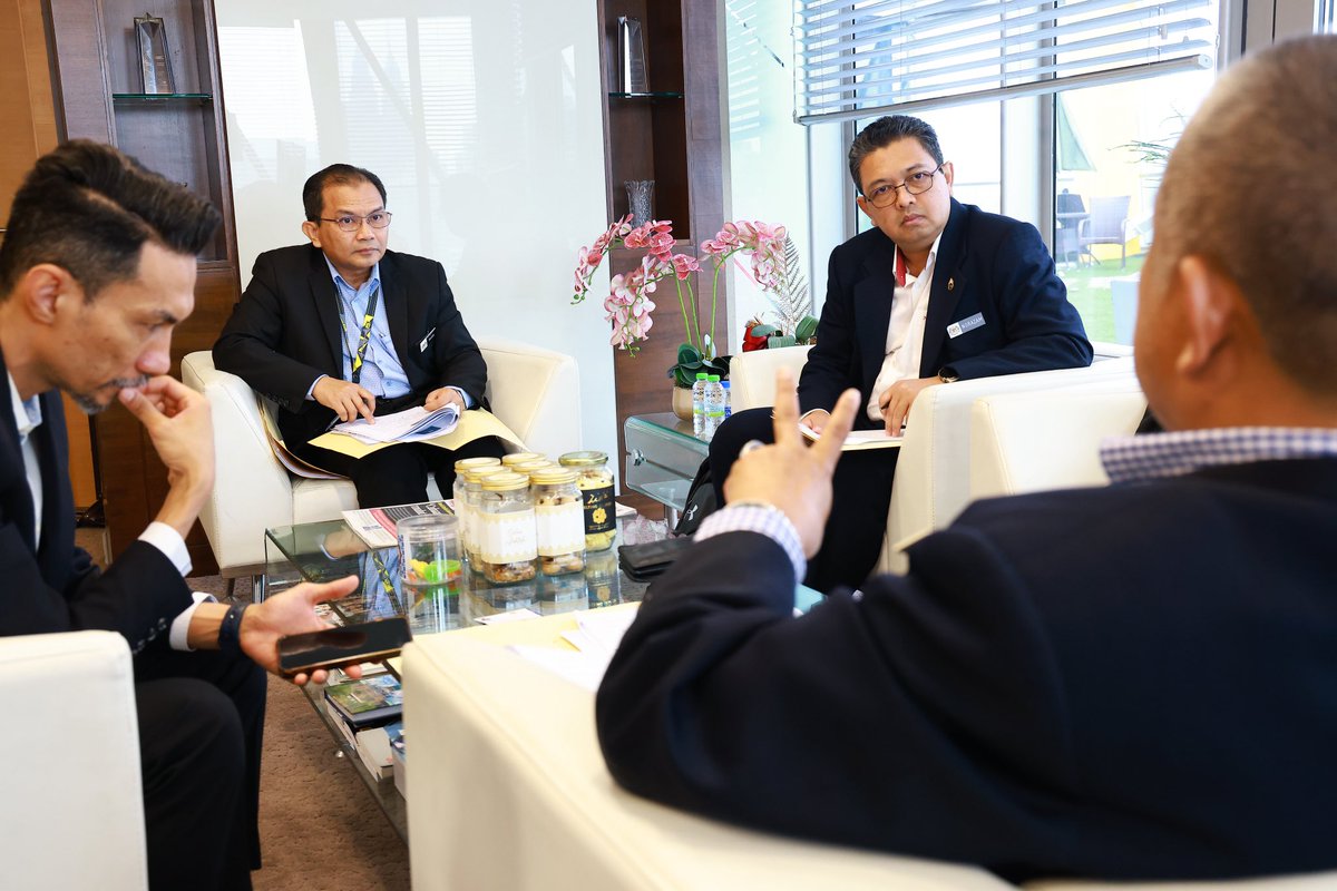 18 Ogos 2025, Isnin - Hari ini telah berlangsung Sesi Temu Bual Kajian Berkaitan Penghayatan dan Amalan Nilai-Nilai H.E.M.A.T dalam Perkhidmatan Awam bersama YBhg. Datuk Wira Ir. Roslan bin Ismail, Ketua Pengarah Kerja Raya (KPKR). Sesi temu bual ini dilaksanakan oleh Jabatan