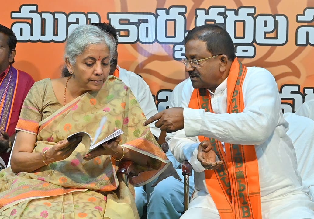 Somu Veerraju / సోము వీర్రాజు (@somuveerraju) on Twitter photo తెలుగు వారిగా మనమంతా గర్వించ దగ్గ ప్రస్థానం. అతి సామాన్య స్థాయి నుండి అత్యంత కీలకమైన దేశ ఆర్థిక శాఖ మంత్రిగా బాధ్యతలు నిర్వర్తిస్తున్న గౌరవ కేంద్ర మంత్రి వర్యులు శ్రీమతి <a href="/nsitharaman/">Nirmala Sitharaman</a> గారికి హార్దిక జన్మదిన శుభాకాంక్షలు తెలియజేస్తున్నాను.
#Nirmala_Sitharaman తెలుగు వారిగా మనమంతా గర్వించ దగ్గ ప్రస్థానం. అతి సామాన్య స్థాయి నుండి అత్యంత కీలకమైన దేశ ఆర్థిక శాఖ మంత్రిగా బాధ్యతలు నిర్వర్తిస్తున్న గౌరవ కేంద్ర మంత్రి వర్యులు శ్రీమతి <a href="/nsitharaman/">Nirmala Sitharaman</a> గారికి హార్దిక జన్మదిన శుభాకాంక్షలు తెలియజేస్తున్నాను.
#Nirmala_Sitharaman