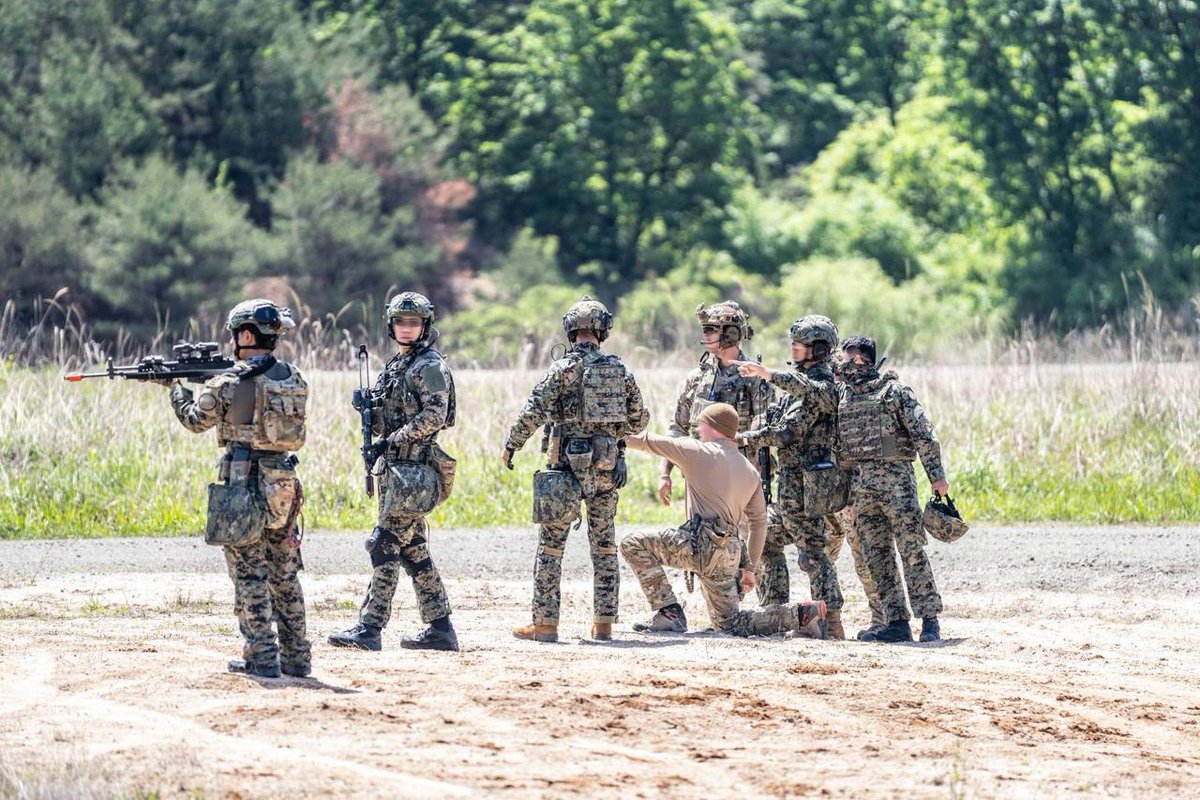 ZoneKrieg's tweet photo. Grüne Barette der 1st Special Forces Group (Airborne) der  #USA Armee und Soldaten der ROK-SWC (#Südkorea) während gemeinsamer  Manöver

2025

#SouthKorea #USArmy #Military https://t.co/OLvcnfqCge