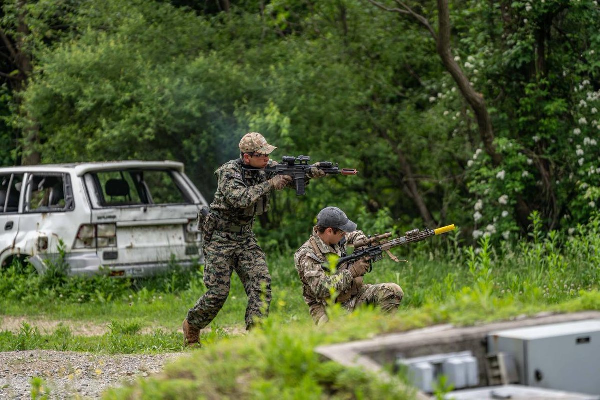 ZoneKrieg's tweet photo. Grüne Barette der 1st Special Forces Group (Airborne) der  #USA Armee und Soldaten der ROK-SWC (#Südkorea) während gemeinsamer  Manöver

2025

#SouthKorea #USArmy #Military https://t.co/OLvcnfqCge