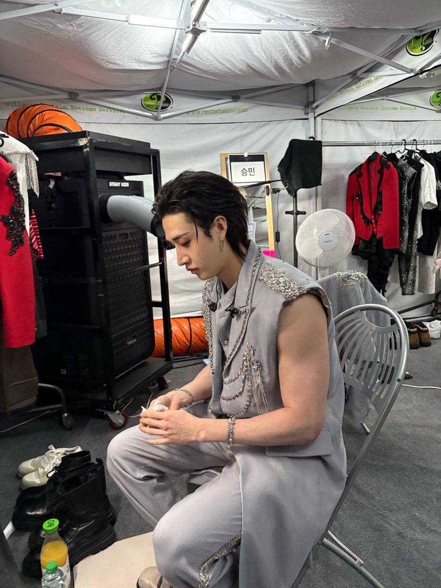 skzwithstay8's tweet photo. 🐺 - 🌱
[180825] 3:29-3:31 PM KST
(KOR&amp;ENG)

*PICTURES

🤨

Hahahaha https://t.co/yEfR57yP6w