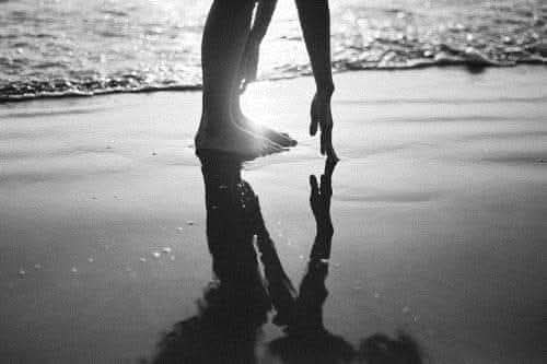 Il mare ha memoria, conserva sempre tutto, passeggi sulla riva e ritrovi le cose che avevi perso: una canzone, un pensiero, un ricordo, persino te stesso, a volte.

Luigi Mancini