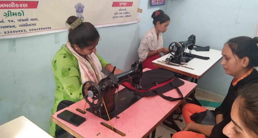 InfoGujarat's tweet image. સ્વરોજગાર અને આર્થિક સશક્તિકરણની તકો...

ગુજરાત રૂરલ ઇન્ડસ્ટ્રીઝ માર્કેટિંગ કોર્પોરેશન લિમિટેડ-ગ્રીમકો દ્વારા લેધર અને રેક્ઝિન આર્ટિકલ્સ મેકિંગના ત્રણ માસના તાલીમ વર્ગો હેઠળ કુલ 2023 સ્વરોજગાર ઇચ્છુક ભાઈ-બહેનોને તાલીમ આપી કૌશલ્યબદ્ધ કરવામાં આવ્યા..

#GujaratGrowth #SelfEmployment