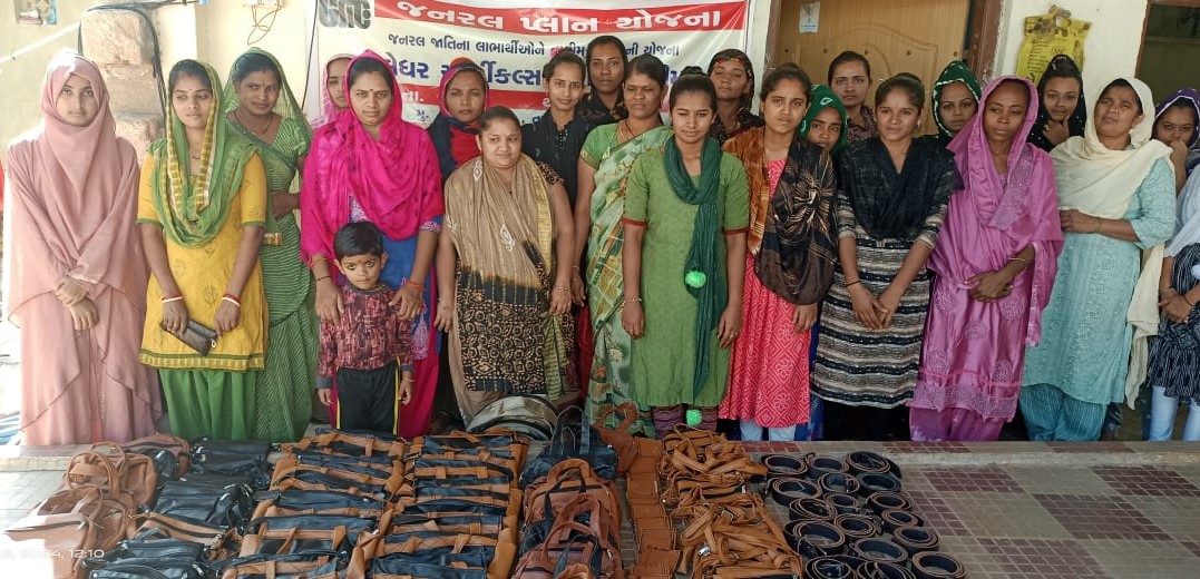 InfoGujarat's tweet image. સ્વરોજગાર અને આર્થિક સશક્તિકરણની તકો...

ગુજરાત રૂરલ ઇન્ડસ્ટ્રીઝ માર્કેટિંગ કોર્પોરેશન લિમિટેડ-ગ્રીમકો દ્વારા લેધર અને રેક્ઝિન આર્ટિકલ્સ મેકિંગના ત્રણ માસના તાલીમ વર્ગો હેઠળ કુલ 2023 સ્વરોજગાર ઇચ્છુક ભાઈ-બહેનોને તાલીમ આપી કૌશલ્યબદ્ધ કરવામાં આવ્યા..

#GujaratGrowth #SelfEmployment