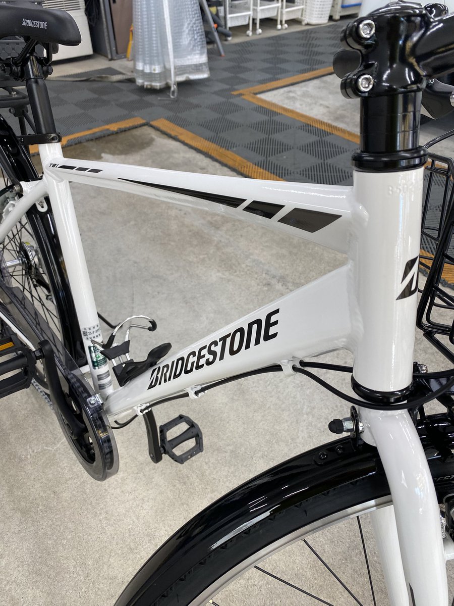 MSGT_Yamazaki's tweet photo. 「新車」購入🚲😆

　7年前に初代「通勤快足」を購入し毎日乗り続け、いい加減ボロボロになりお役御免となりました🥺
　本日から「二代目」となります✌️

早速、キーパーラボにてEXキーパーコーティングを施工しました✨🚲✨

#自転車 #ブリヂストン #TB1 #新車 https://t.co/aJvlWFPGeZ