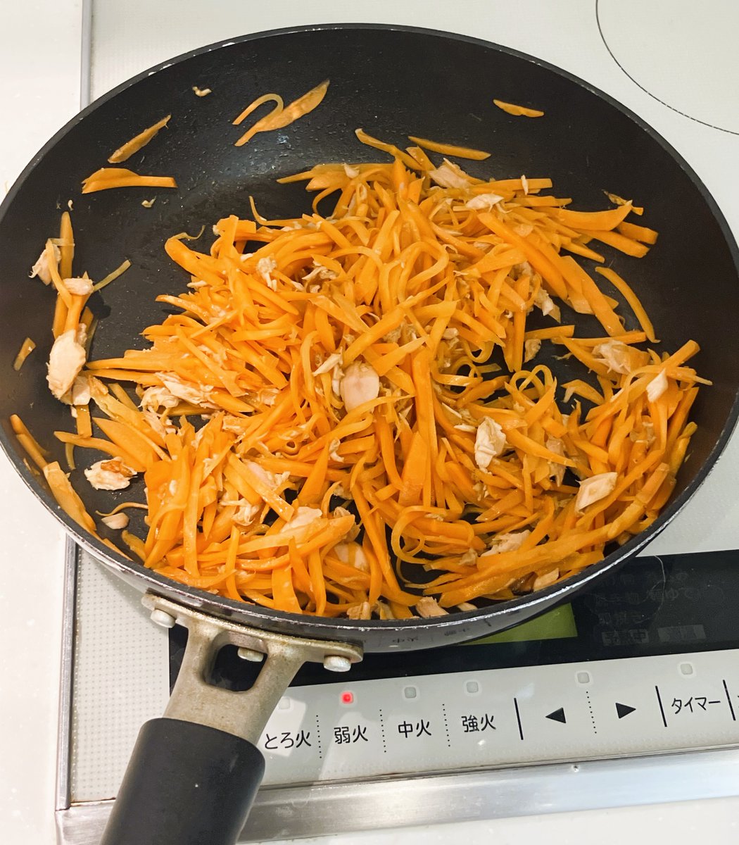 zennoh_food's tweet image. にんじんとツナだけでつくる、にんじんシリシリをご紹介！にんじんは千切りにし、ごま油を引いたフライパンで炒め、油を切ったツナと調味料（みりん小さじ2、しょうゆ小さじ1/2、顆粒だし小さじ1/2）を加え、汁気がなくなるまで煮絡め完成。にんじんの甘さとツナの旨味がマッチして美味しいです🥕