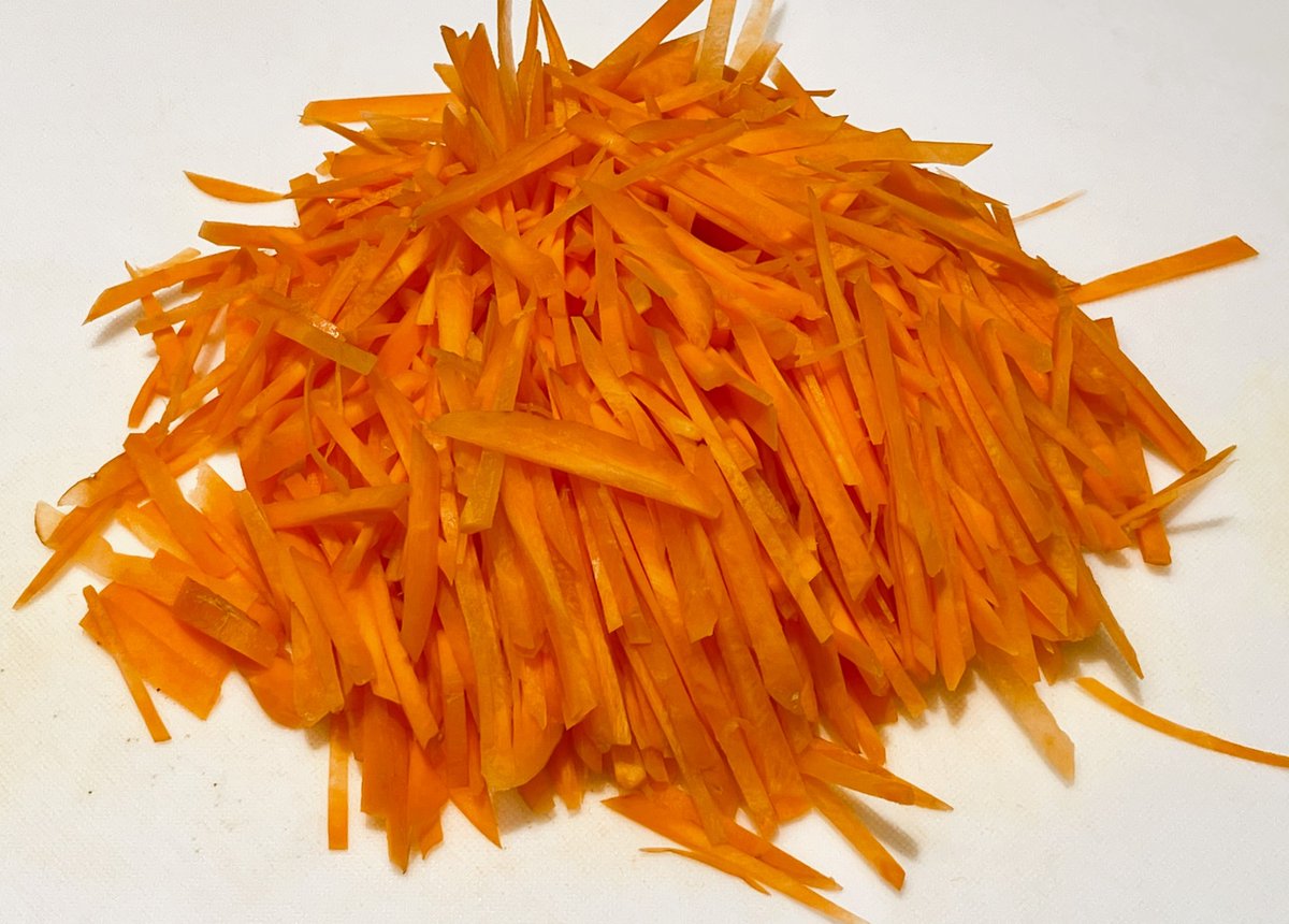 zennoh_food's tweet image. にんじんとツナだけでつくる、にんじんシリシリをご紹介！にんじんは千切りにし、ごま油を引いたフライパンで炒め、油を切ったツナと調味料（みりん小さじ2、しょうゆ小さじ1/2、顆粒だし小さじ1/2）を加え、汁気がなくなるまで煮絡め完成。にんじんの甘さとツナの旨味がマッチして美味しいです🥕