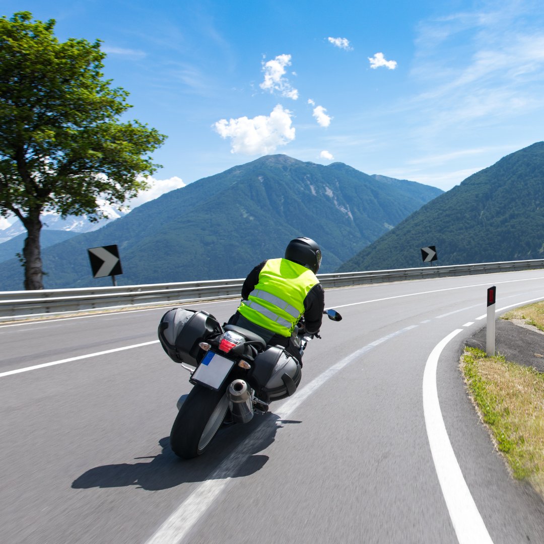 ＼🏍️今日は #バイクの日 !／
交通事故撲滅を目的に、
「バ(8)イ(1)ク(9)」の語呂合わせで
制定されました！

日本はバイク製造で
世界シェアの5割ほどの生産量を誇る、
バイク大国なんです✨

通勤でバイクを利用されている方、
ツーリングを楽しまれる方、
今日は改めて安全運転を
心がけましょう🛡️