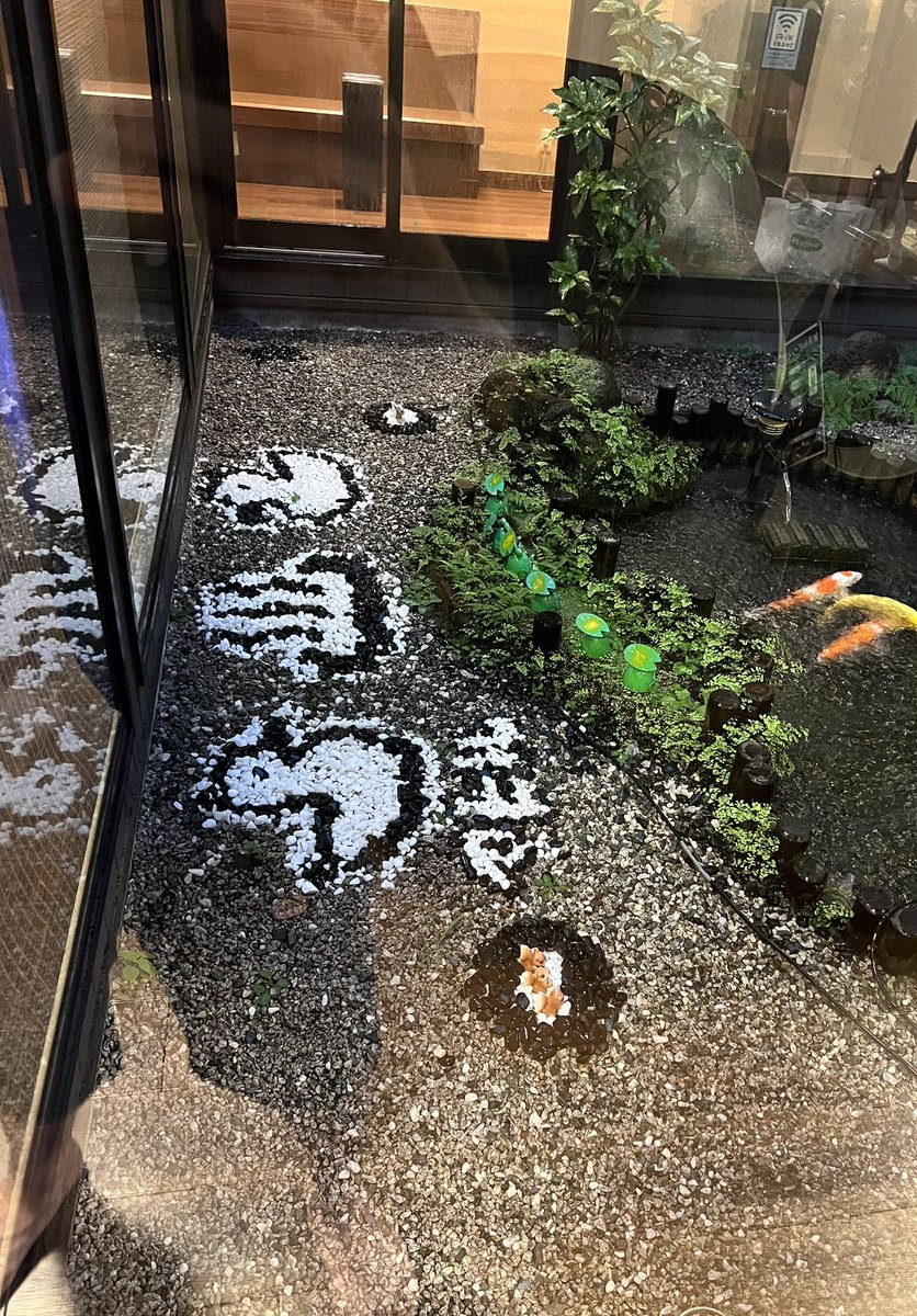 島唄のように、風が雨を呼び嵐が来た

僕は全身で雨を受ける

傘を刺せば良いのに

雨宿りすれば良いのに

雨を浴びても綺麗にならないのに

どうして？

全裸だからさ！╭( ･ㅂ･)و̑ ｸﾞｯ
スーパー銭湯は最高だ！♨️
中庭の砂利で描いたアヒルちゃんと温泉マークが可愛かったです☺️