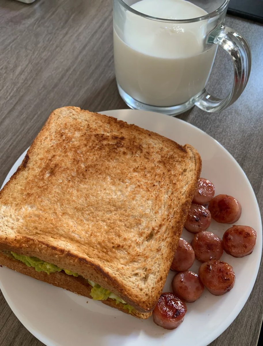 Elevate your lunch game with this delightful sandwich paired with fresh grapes. What’s your go-to lunch combo? #LunchGoals #HealthyEating