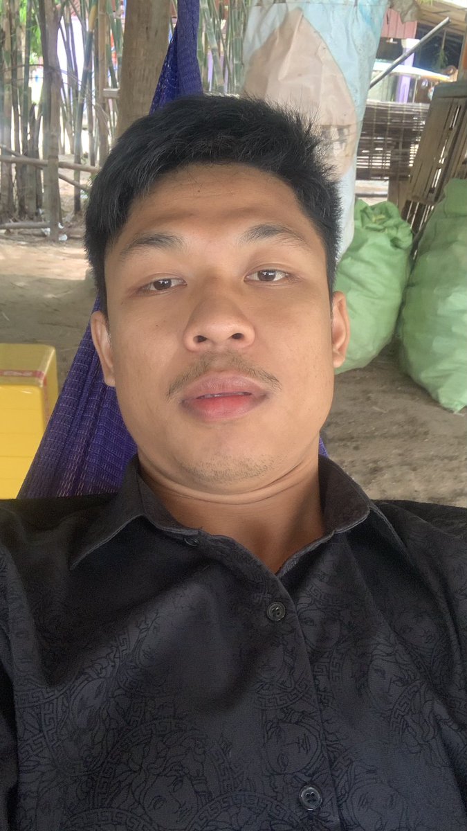 មុខអត់បានគេងយប់មិញ😶😴​ 

#nysathya