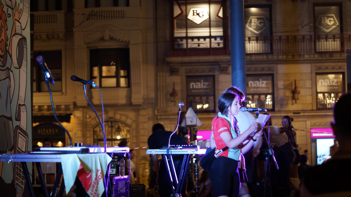 Bada Garaia Egunarekin ireki du Bilboko Aste Nagusia
<a href="/Luberri_K/">Luberri Konpartsa</a>|k

Luberrik ere espazio propioa izan behar duela aldarrikatu zuten atzo. Hainbat ekimen egingo dituzte hurrengo egunetan, eta egun osoko egitaraua antolatu dute ostiralerako

🔗 gedar.eus/aktualitatea/b…