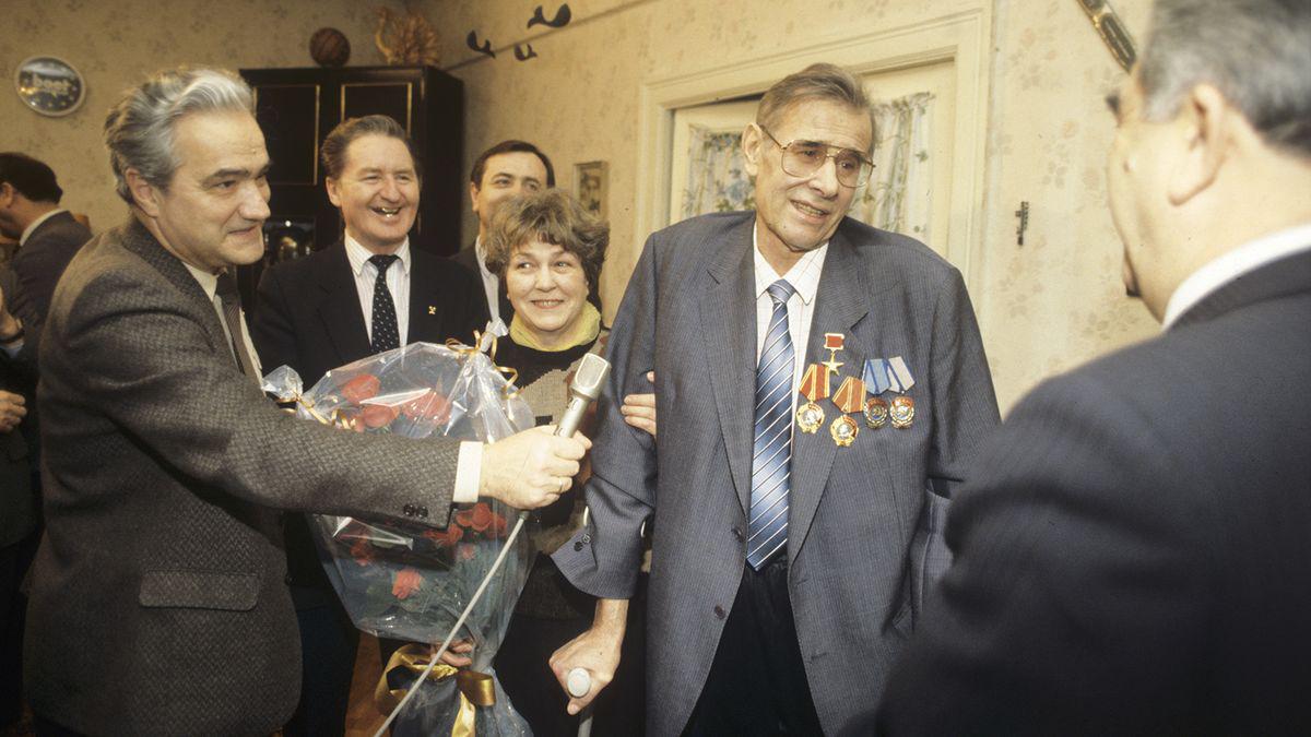Lev Yashin was honored as a Hero of Socialist Labor and received the "Hammer and Sickle" gold medal.

Due to his serious illness at the time, the award ceremony was held in his apartment. The award was presented by Rafik Nishanov, Chairman of the Council of Nationalities of the