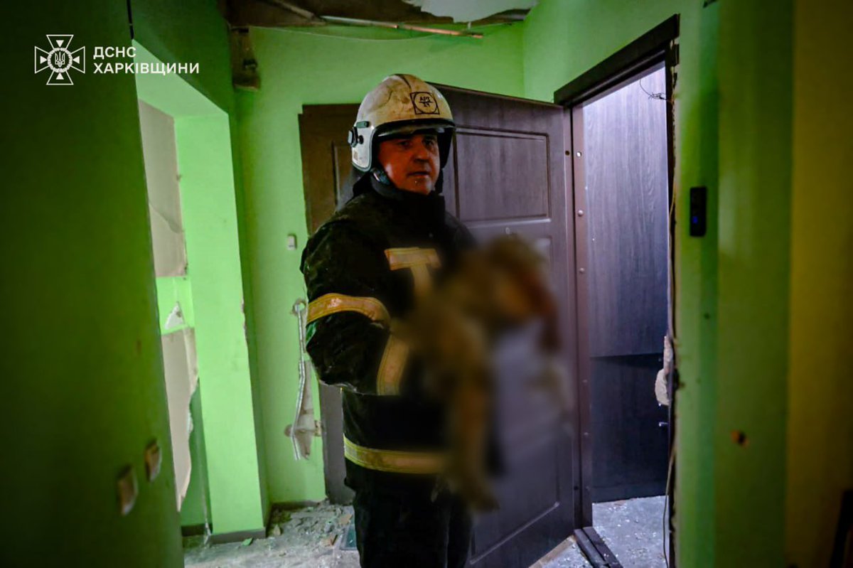 ロシア軍によるハルキウの集合住宅への攻撃現場より、モザイクを掛けたこれは子供の遺体か・・・ facebook.com/DSNSKHARKIV/po…