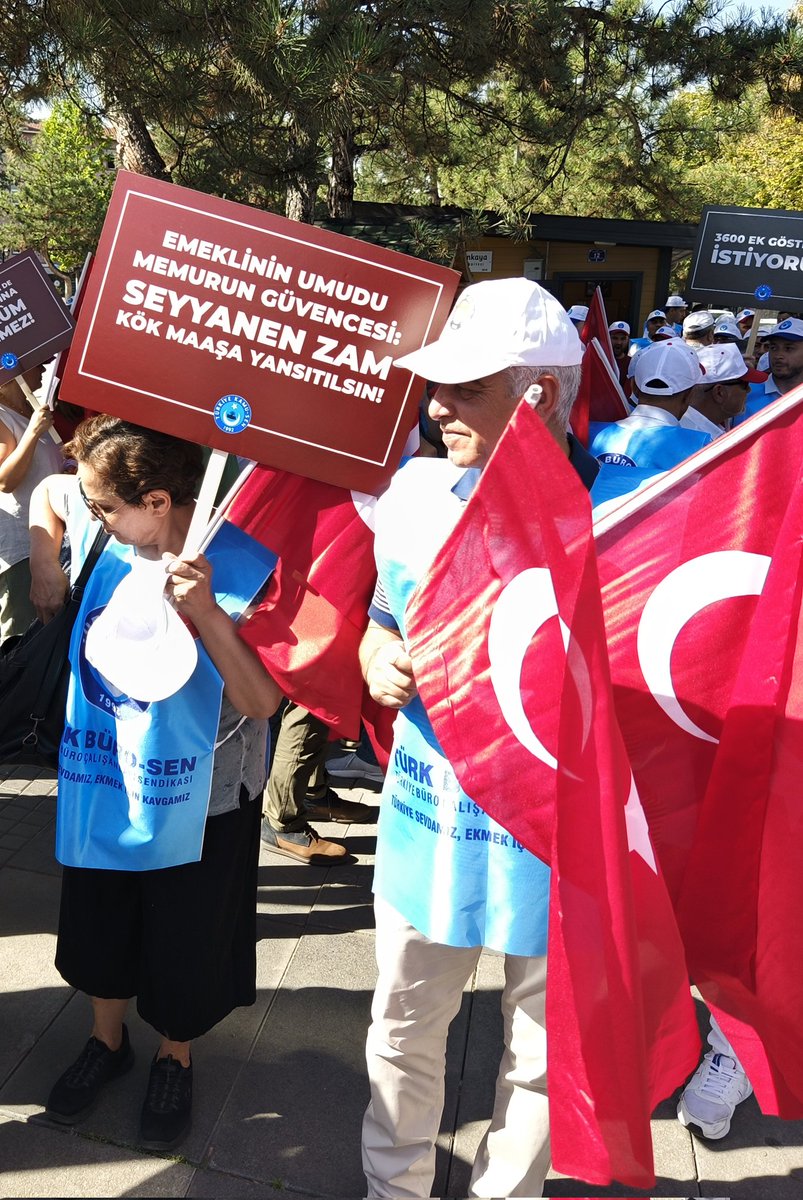 turksagliksengm's tweet photo. 7'den 70'e, ailemizle sahadayız. İş bırakıyor hakkımızı istiyoruz. https://t.co/Fon4QpgzzD
