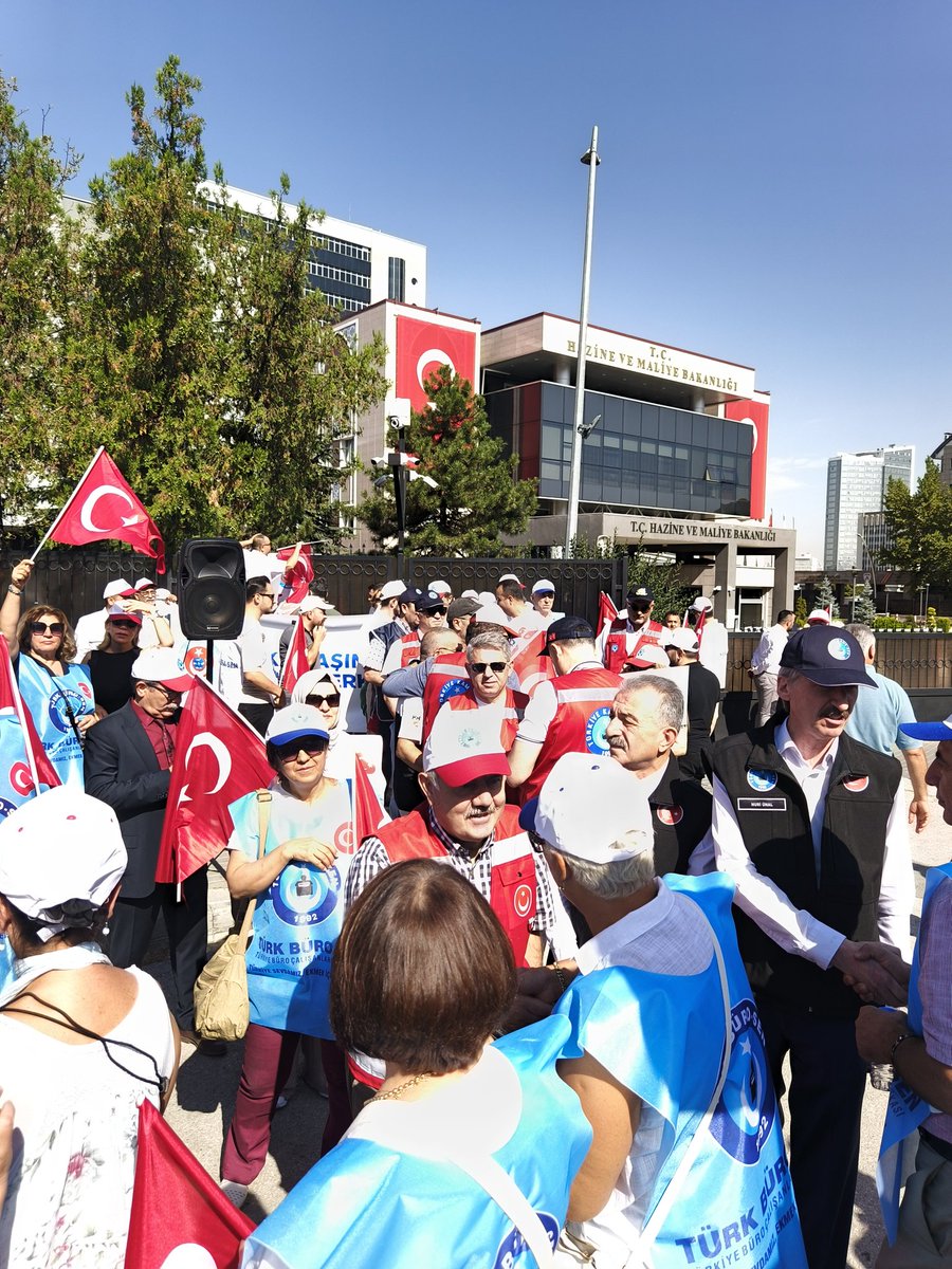 turksagliksengm's tweet photo. 7'den 70'e, ailemizle sahadayız. İş bırakıyor hakkımızı istiyoruz. https://t.co/Fon4QpgzzD