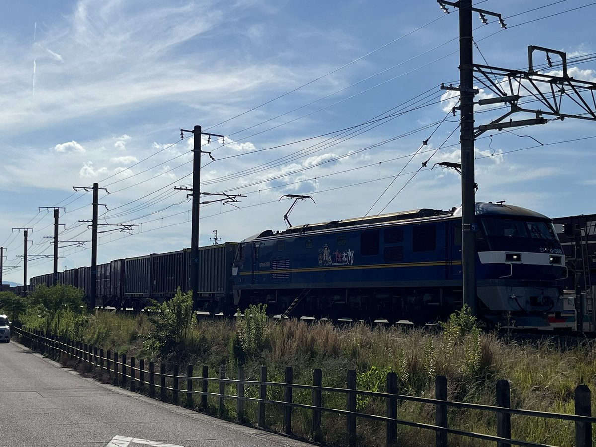 takkin_engine_d's tweet photo. 2070レ、EF210-360(LED)+コキ11Bです。
本日より岐阜貨物運転。珍しく、カーボンブラックが釜次位に積載されてます^_^
15時50分、315+315(C115+C122)が西岐阜を上りました。
#2070レ
#EF210360
#カーボンブラック
#貨物運用
#315系
#C115
#C122
#JR東海_運用 https://t.co/gd53j2CVhS