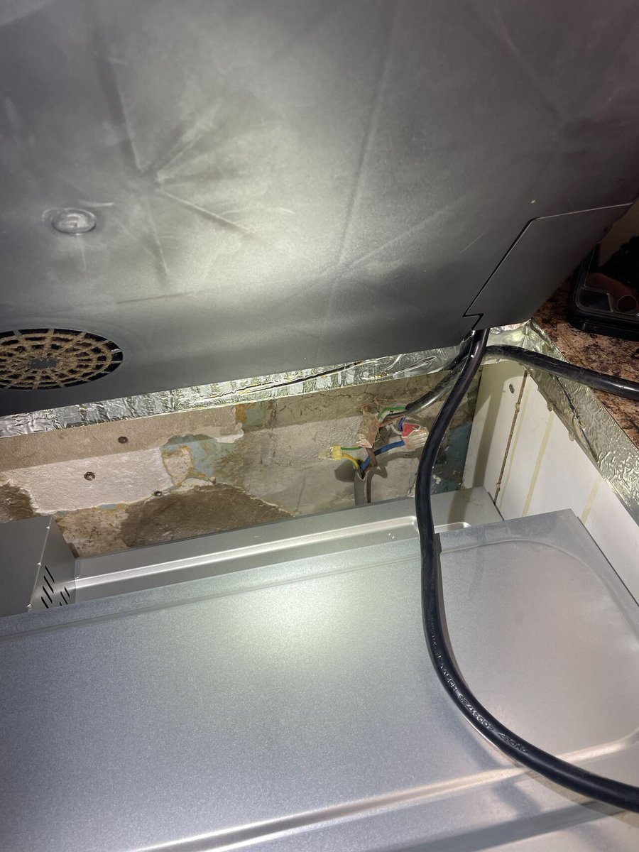 proelectrician's tweet image. “Part P clearly wasn’t enough to stop this kitchen fitter from working his magic. Just WOW!!!!!” ⚠️
Check out this #caughtoncamera sent in by Lee Ward 📸