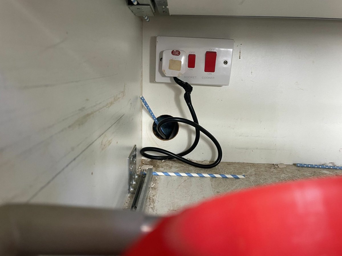 proelectrician's tweet image. “Part P clearly wasn’t enough to stop this kitchen fitter from working his magic. Just WOW!!!!!” ⚠️
Check out this #caughtoncamera sent in by Lee Ward 📸