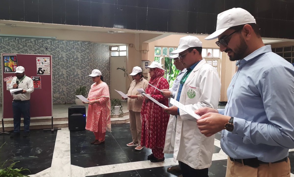 cm_himsr's tweet photo. ♻️✨ Swachhata Drive 2025 ✨♻️

From 1st–31st Aug, faculty, staff &amp; students of HIMSR &amp; HAHC Hospital took the Swachhata Oath, pledging for a clean, green &amp; waste-free Delhi 🌱💚
“Dilli ko kudde se azaadi!” 🚮

#SwachhataDrive #CleanDelhi #GoGreen https://t.co/FvR9cBpJai