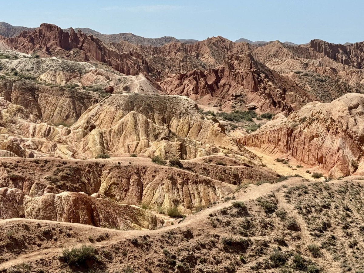 😅 𝗠𝘆 𝘄𝗶𝗳𝗲 𝗮𝘀𝗸𝗲𝗱 𝗖𝗵𝗮𝘁𝗚𝗣𝗧:
“𝗪𝗵𝗲𝗿𝗲 𝗰𝗮𝗻 𝘄𝗲 𝗳𝗶𝗻𝗱 𝗳𝗲𝘄 𝘁𝗼𝘂𝗿𝗶𝘀𝘁𝘀, 𝗯𝗿𝗲𝗮𝘁𝗵𝘁𝗮𝗸𝗶𝗻𝗴 𝗻𝗮𝘁𝘂𝗿𝗲, 𝒏𝒐 𝒊𝒏𝒕𝒆𝒓𝒏𝒆𝒕 𝒇𝒐𝒓 𝒎𝒚 𝒉𝒖𝒔𝒃𝒂𝒏𝒅, 𝗮𝗻𝗱 𝗴𝗿𝗲𝗮𝘁 𝗵𝗶𝗸𝗶𝗻𝗴 𝘁𝗿𝗮𝗶𝗹𝘀?”

The answer: 𝗞𝘆𝗿𝗴𝘆𝘇𝘀𝘁𝗮𝗻 (🇰🇬).

So