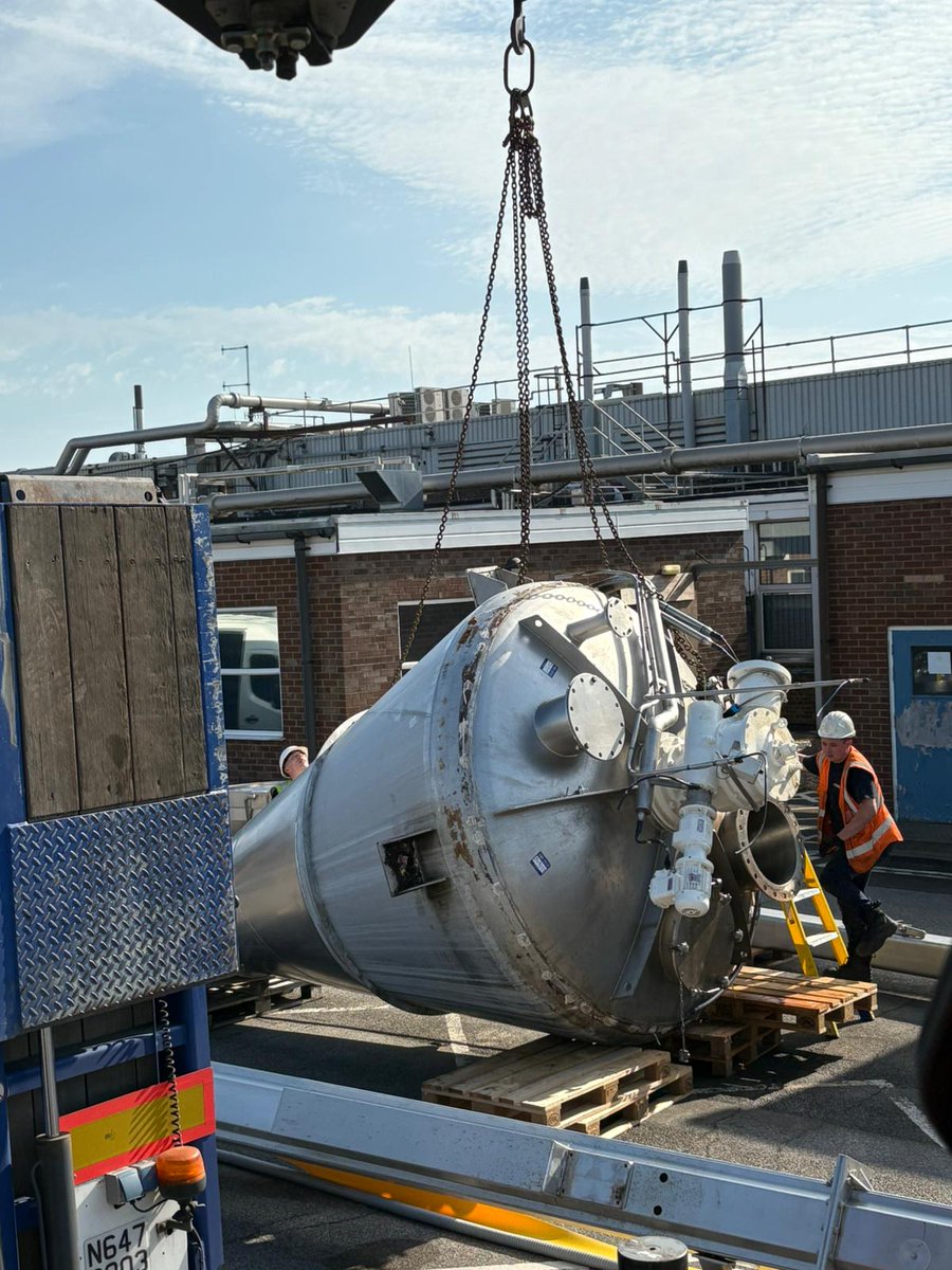 EmersonHire's tweet photo. Our Liebherr 40t mobile crane was recently on-site in the Isle of Sheppey, assisting with the removal of several decommissioned stainless steel pharmacy baking tanks. ποΈ
#Emerson #SpecialistLifting #ContractLift #MobileCraneHire #PrecisionLift https://t.co/LTGrfZiH75