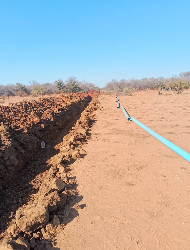 🚜 💧 Milsonia Irrigation Scheme – Kwekwe
Pipe by pipe, we’re making progress! 💪 

52% of the 1,300m line is already in the ground — and we’re not slowing down.
Efficient water delivery, reliable systems… that’s the Maka way. 🌱 

#MakaIrrigation #MilsoniaScheme #Kwekwe #Pipes