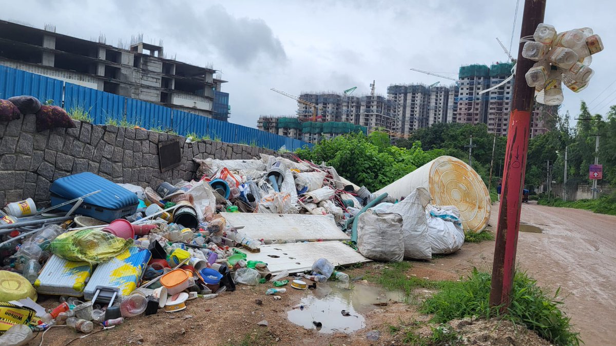 Hyderabad_Now23's tweet photo. Each apartment paying around 20 Lakhs as registration fee and 15 Lakhs in GST on an average in Kokapet!!!

And this is what they get in return for this 35L!!!

Is Hyderabad turning into a City of Dump Yards?

#SwachhBharatMissionUrban @HMDA_Gov @GHMCOnline https://t.co/VjvSoOM6ah