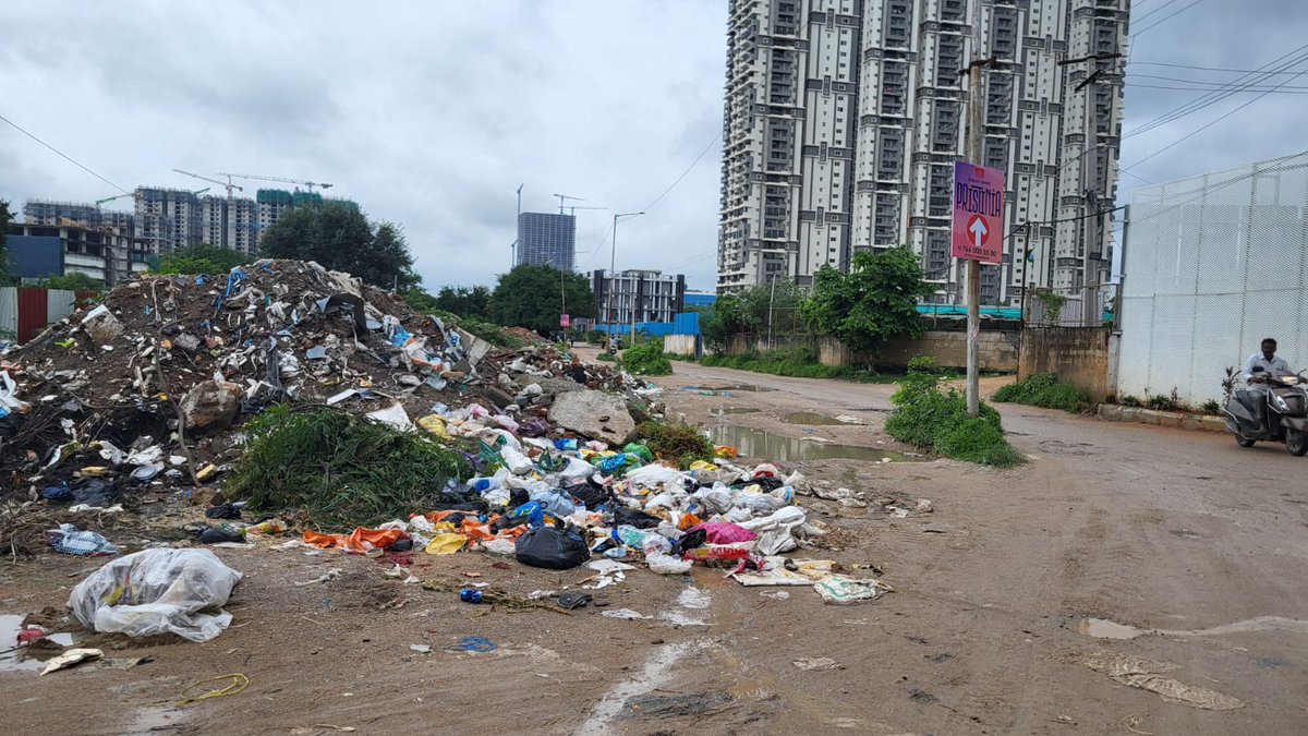 Hyderabad_Now23's tweet photo. Each apartment paying around 20 Lakhs as registration fee and 15 Lakhs in GST on an average in Kokapet!!!

And this is what they get in return for this 35L!!!

Is Hyderabad turning into a City of Dump Yards?

#SwachhBharatMissionUrban @HMDA_Gov @GHMCOnline https://t.co/VjvSoOM6ah