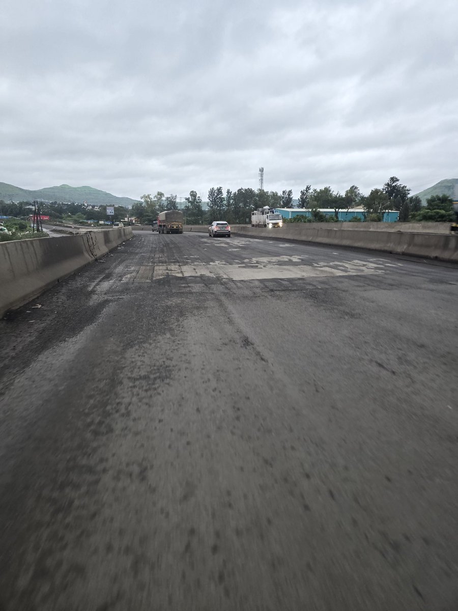 AjayGo4IT's tweet photo. Why are narional highways maintained in such a bad condition. This is a newly opened(1 month) over bridge just before Khed Shivapur toll.  Can government take carevof this. Its worst in both sides. @NHAI_Official @PuneCityPolice @PuneTimesOnline https://t.co/02bu97FAoE