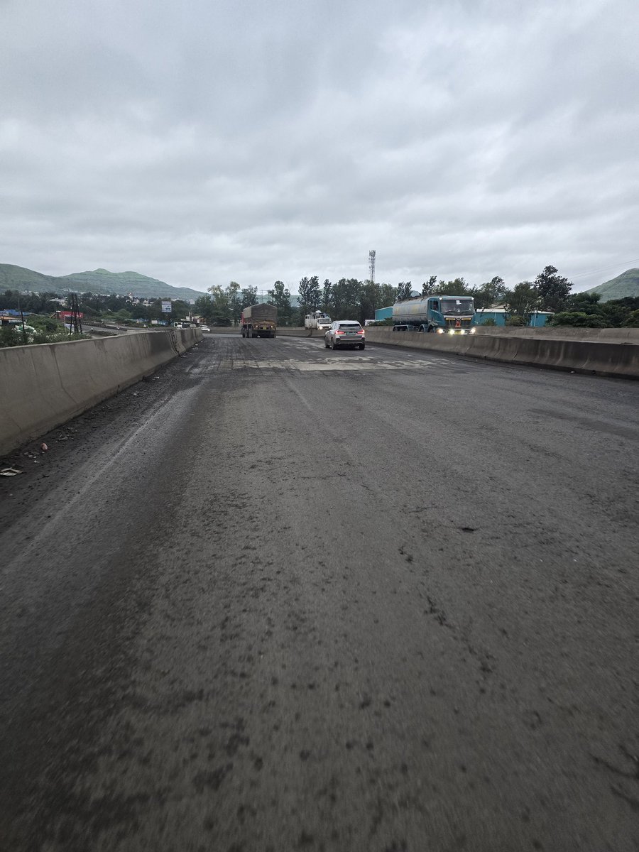 AjayGo4IT's tweet photo. Why are narional highways maintained in such a bad condition. This is a newly opened(1 month) over bridge just before Khed Shivapur toll.  Can government take carevof this. Its worst in both sides. @NHAI_Official @PuneCityPolice @PuneTimesOnline https://t.co/02bu97FAoE