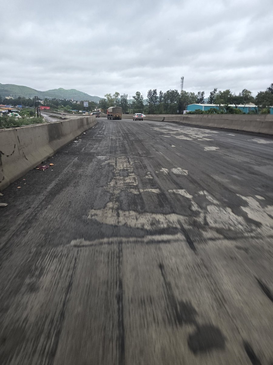 AjayGo4IT's tweet photo. Why are narional highways maintained in such a bad condition. This is a newly opened(1 month) over bridge just before Khed Shivapur toll.  Can government take carevof this. Its worst in both sides. @NHAI_Official @PuneCityPolice @PuneTimesOnline https://t.co/02bu97FAoE