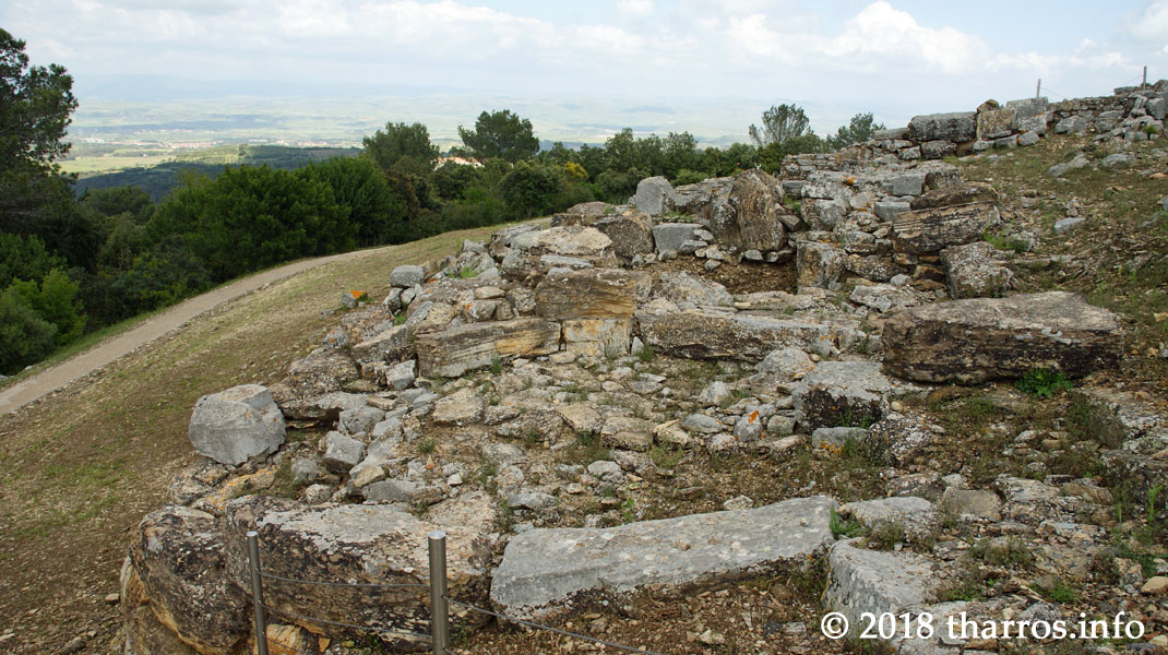 Nuraghe Genna Maria tharros.info/site/108/it Interno di una delle torri dell'antemurale poi inglobata nell'insediamento che si è sviluppata intorno al nuraghe..  #sardinia #sardegna